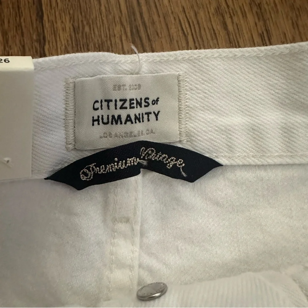 Citizen of Humanity White Distressed Denim Shorts Annabelle Long raw hem size 26
